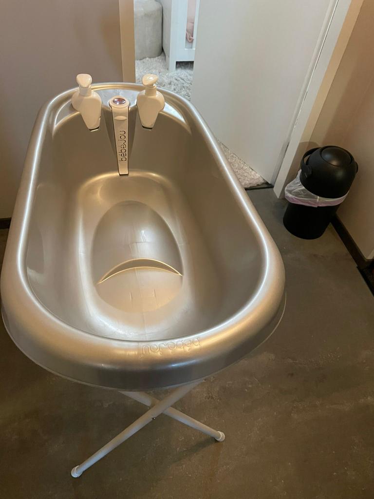 Bébé-jou babybadje met standaard en badzitje, Ophalen, Zo goed als nieuw, Badje, Bébé-jou