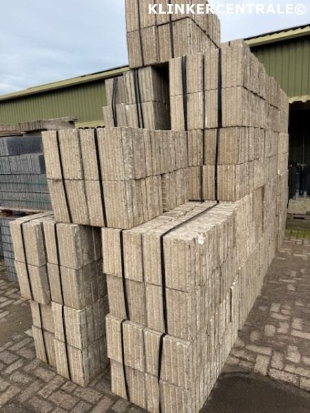 2.090 stuks 190m2 wit 30x30x6cm blindengeleidetegels., Bij dit gebruikte product niet meer te achterhalen., Gebruikt, Verzenden