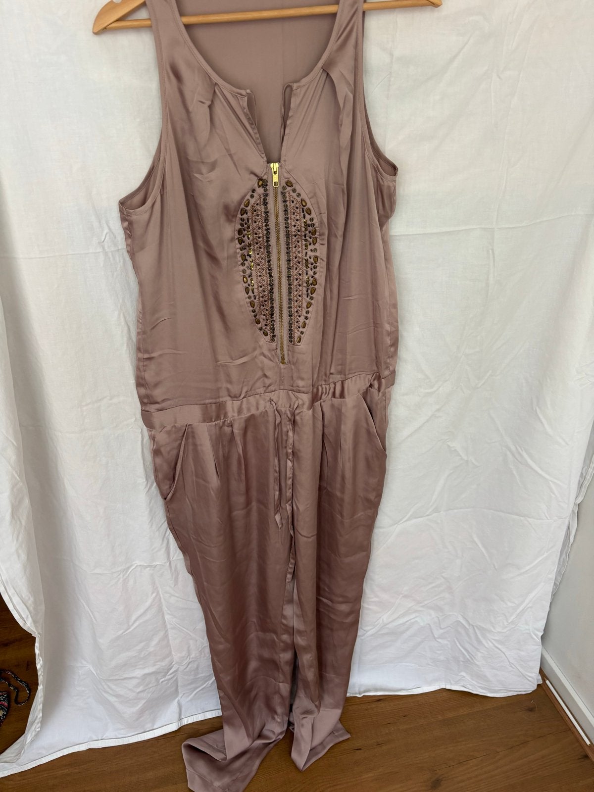 Elegante satijnen jumpsuit met kralen - Maat M, Ophalen of Verzenden, Zo goed als nieuw, Maat 38/40 (M), Beige