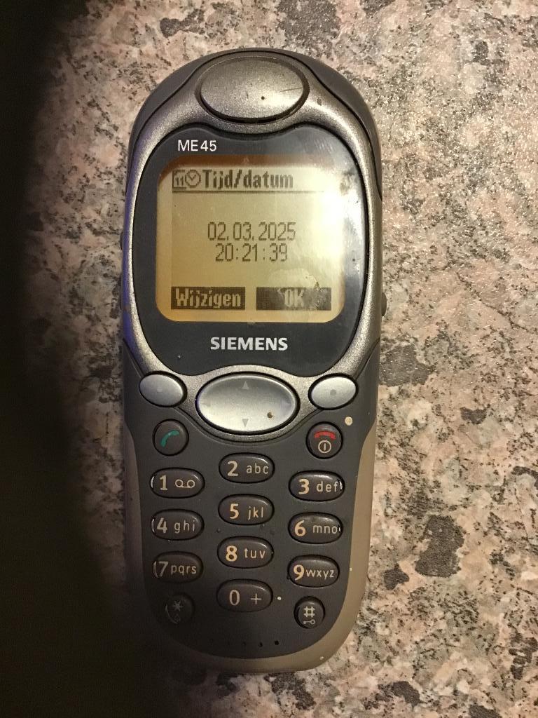 Mobiele telefoons oudere kleine telefoons met opladers, Telecommunicatie, Ophalen, Gebruikt, Overige modellen, Geen camera
