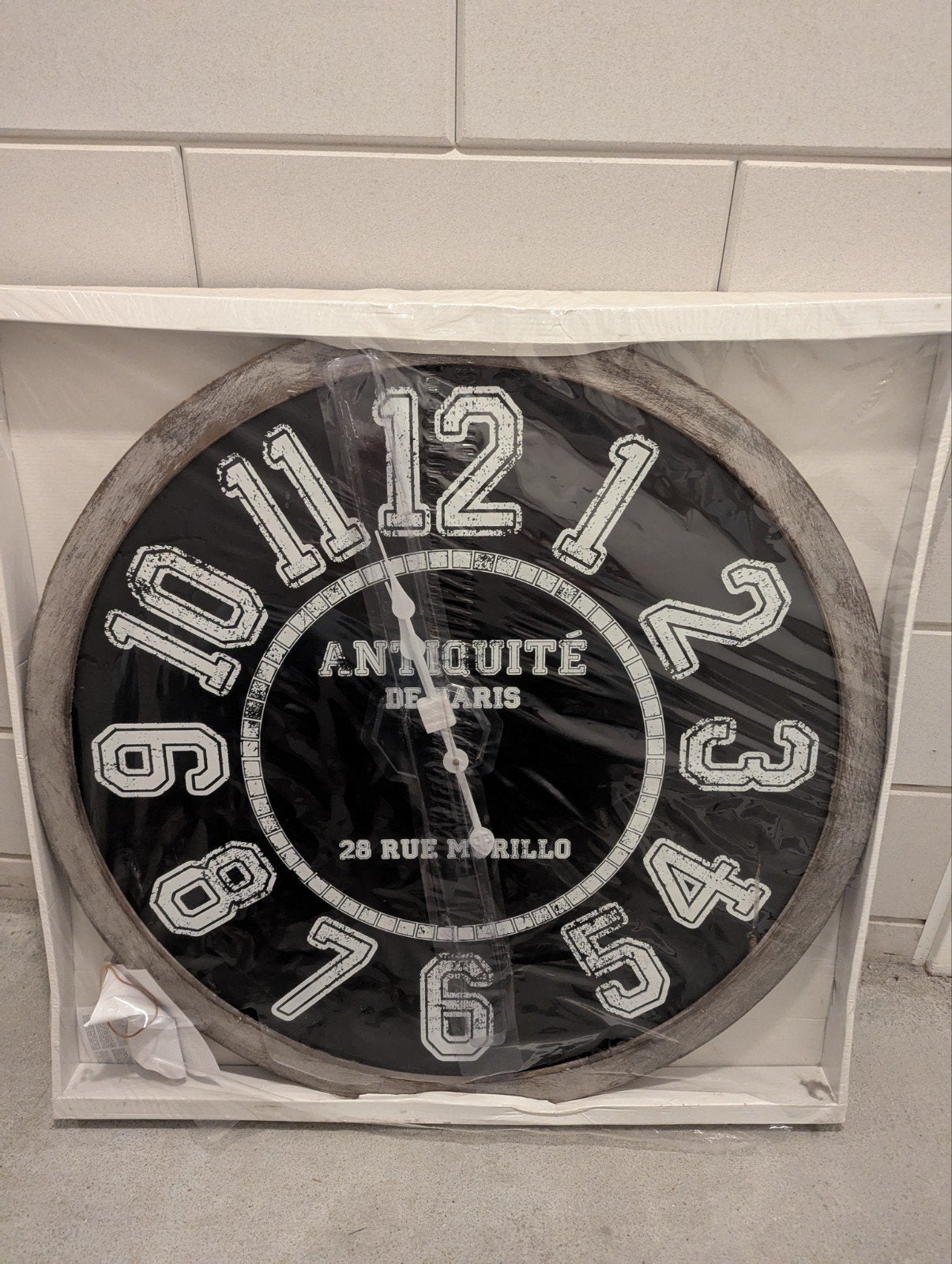 Grote wandklok houten stijl 78cm diameter, Huis en Inrichting, Woonaccessoires | Klokken, Ophalen, Nieuw, Wandklok