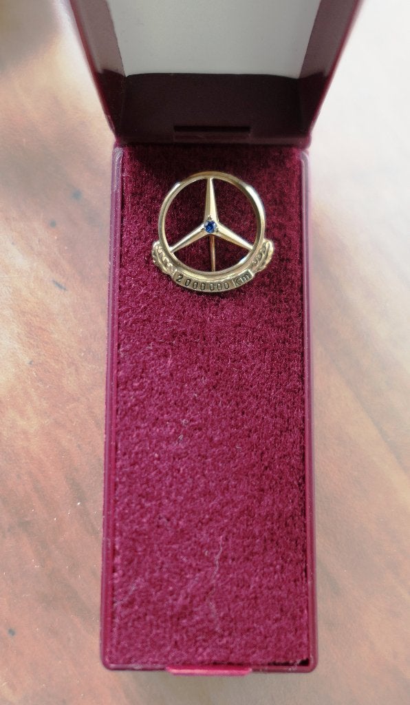 Gouden Mercedes-Benz 200.000 km speld en doosje, Verzamelen, Ophalen of Verzenden, Zo goed als nieuw, Auto's
