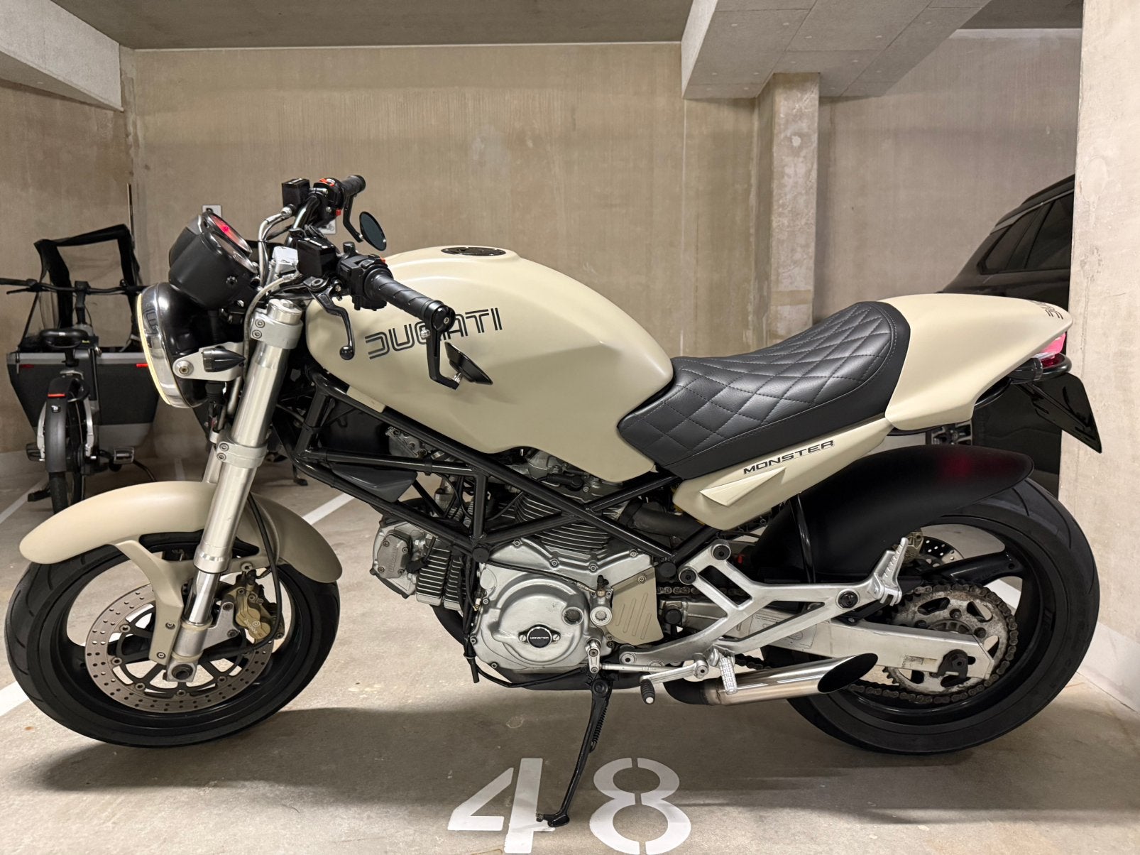 ducati monster 600 caferacer, Motoren, 2 cilinders, Motorrijbewijs A, Gebruikt, Particulier