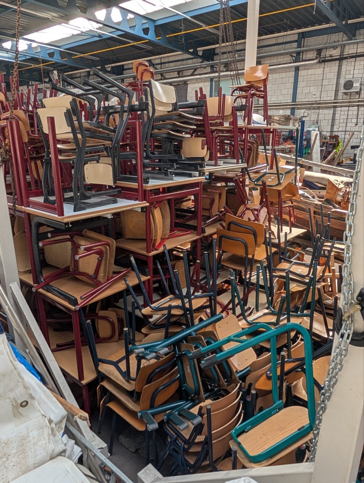 Schooltafels en schoolstoelen - circa 500 sets beschikbaar, Ophalen