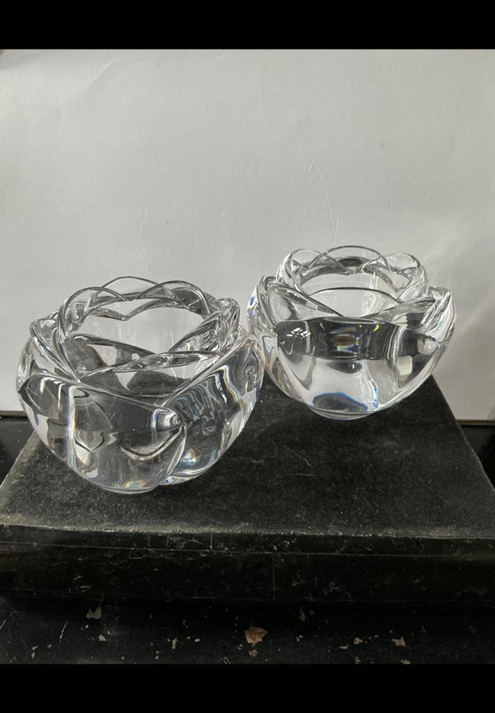 2 Zware glazen waxinelichtjeshouders loodkristal vorm v roos, Ophalen of Verzenden, Overige materialen, Minder dan 25 cm