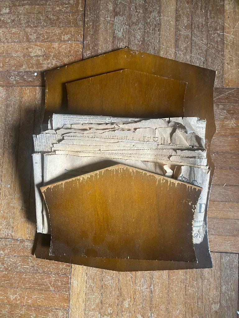 Oude krantenhouder, Ophalen