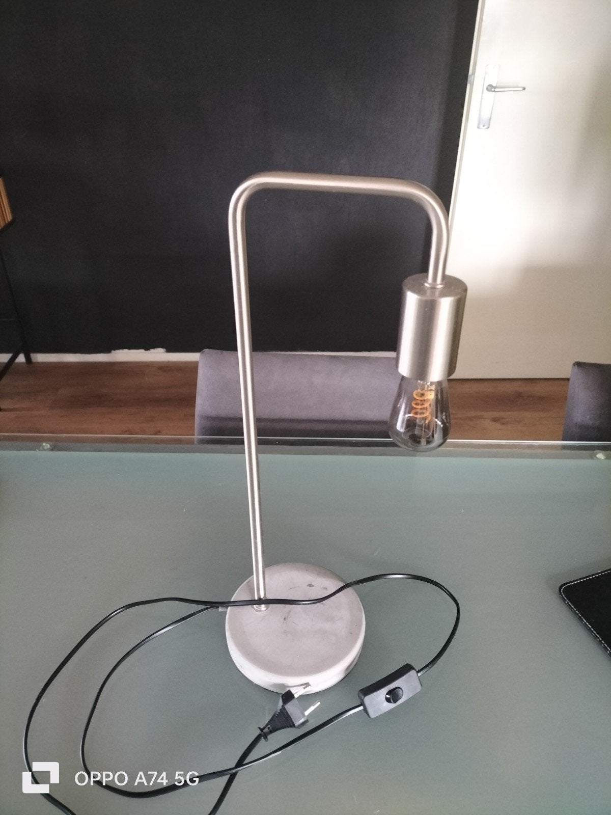 Moderne tafellamp met betonlook voet en lamp, Ophalen, Bureaulamp, Gebruikt, Overige merken