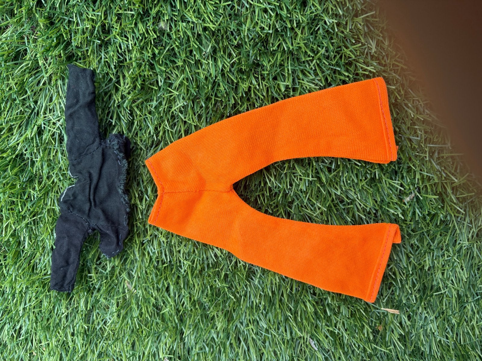 Barbie kleding: Oranje broek en zwart topje, Ophalen of Verzenden, Gebruikt, Barbie