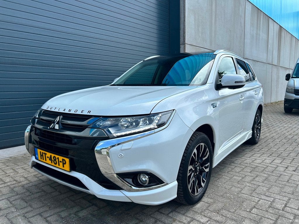 Mitsubishi Outlander 2.0 PHEV instyle+ AUT 4WD SK DAK LEDER, 1998 cc, 4 cilinders, 1820 kg, Wit