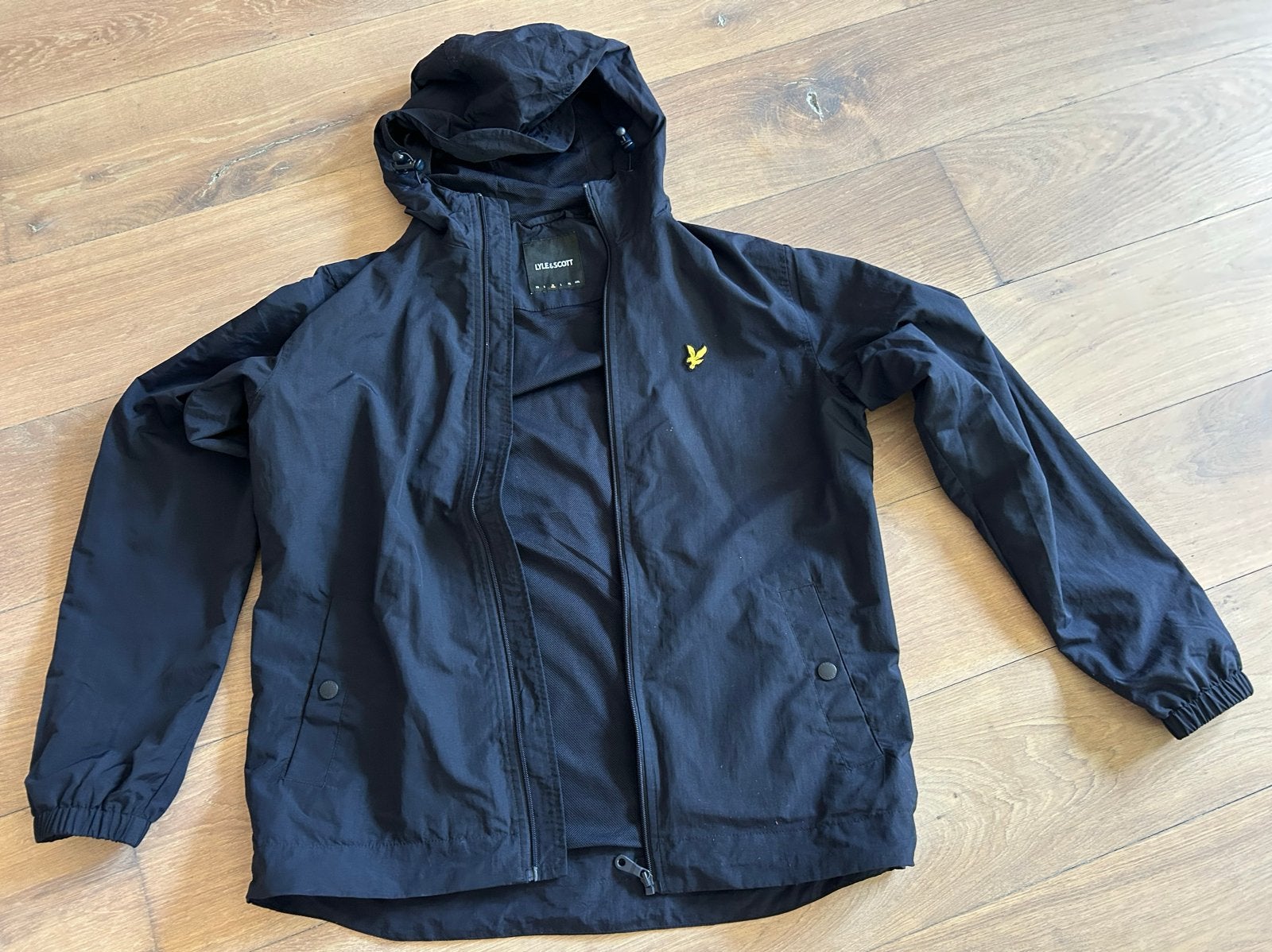 Lyle & Scott Zwarte Jas Maat M, Ophalen of Verzenden, Zo goed als nieuw, Maat 48/50 (M), Zwart