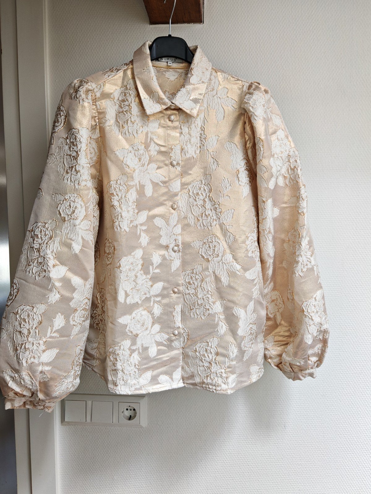 Nukus Blouse Maat M - Elegante Blouse met Bloemenprint, Maat 38/40 (M), Beige, Ophalen of Verzenden, Zo goed als nieuw