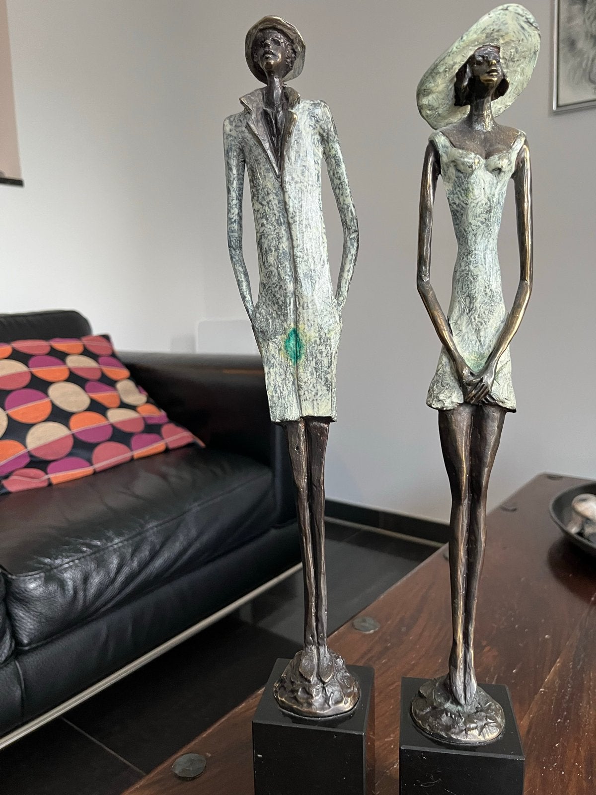 Twee gietijzeren beeldjes op sokkel - Man en Vrouw, Ophalen, Groep mensen, 20 - 50 cm, Op sokkel