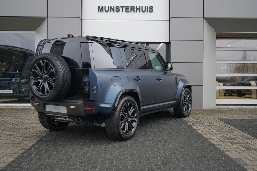 Land Rover Defender 110 4.4 P635 110 Octa | Elektrische trek, Auto's, Land Rover, Automaat, 12 maanden, Leder, 2485 kg
