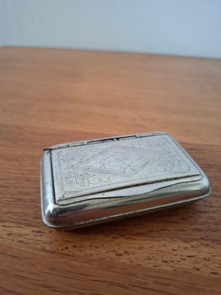 Antieke metalen tabaksdoos of snuf doosje, Ophalen of Verzenden