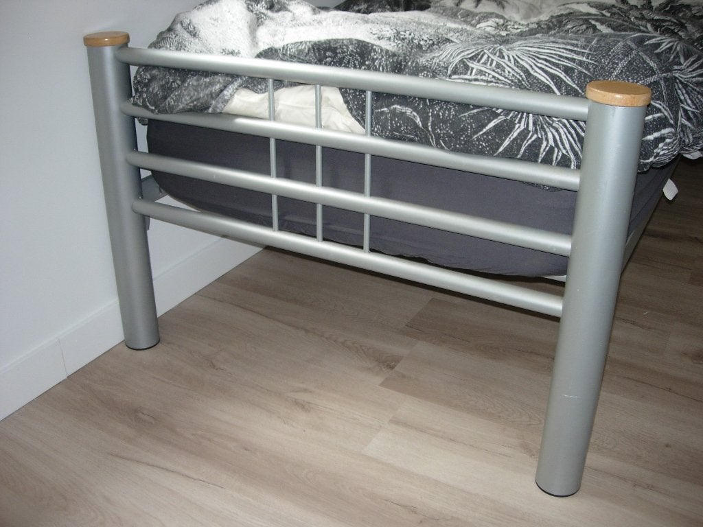 Grijs metalen bed met een toefje hout, Ophalen, Gebruikt, 90 cm, Eenpersoons