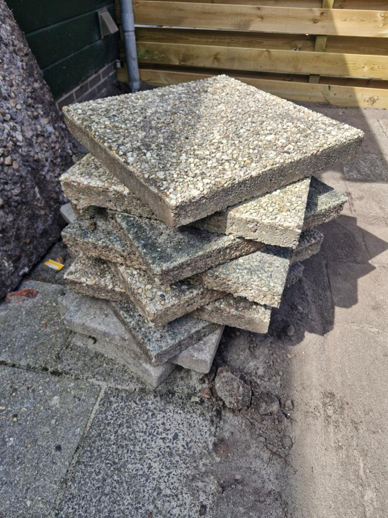 Ongeveer 30 gebruikte 50x50 terrastegels, Ophalen