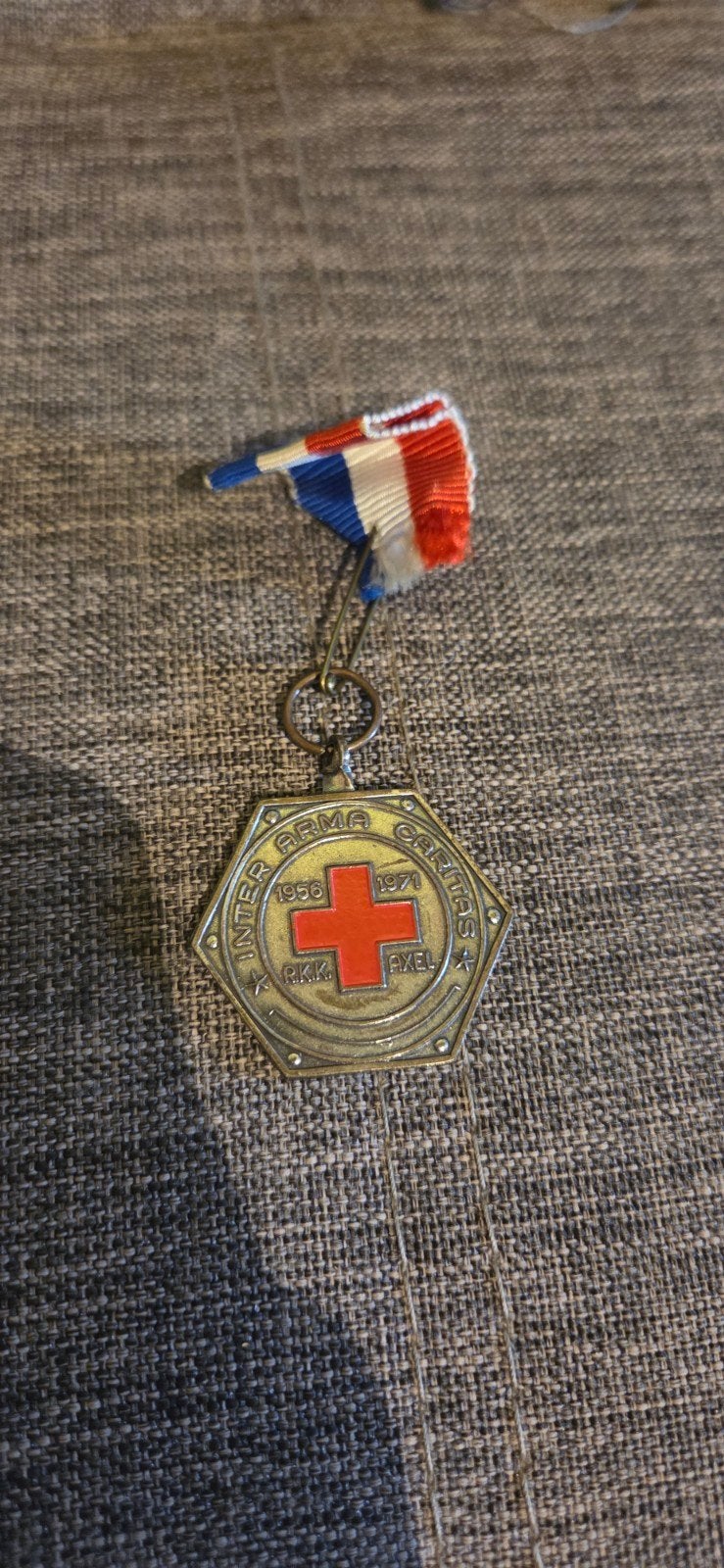 Vintage Rode Kruis Medaille Inter Arma Caritas 1958-1974, Verzamelen, Ophalen of Verzenden, Gebruikt