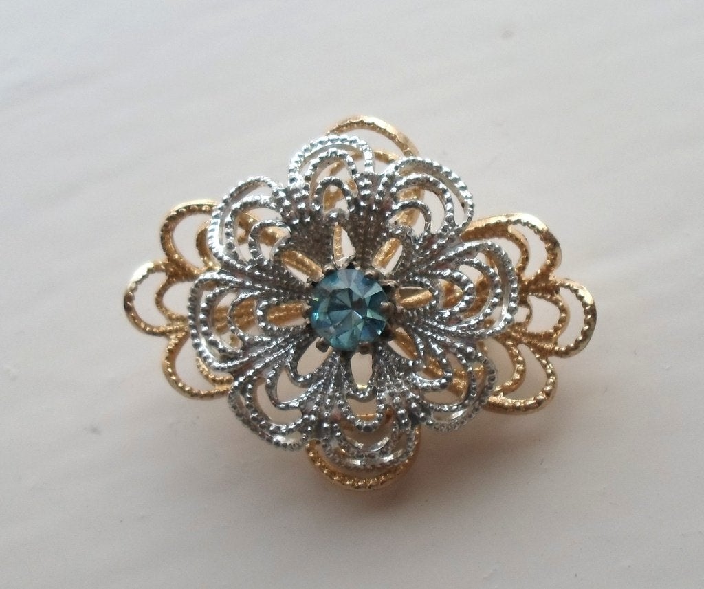 Broche. Zilverkleurig met blauwe steen. Filigrain, Sieraden, Tassen en Uiterlijk, Broches, Ophalen of Verzenden, Zo goed als nieuw