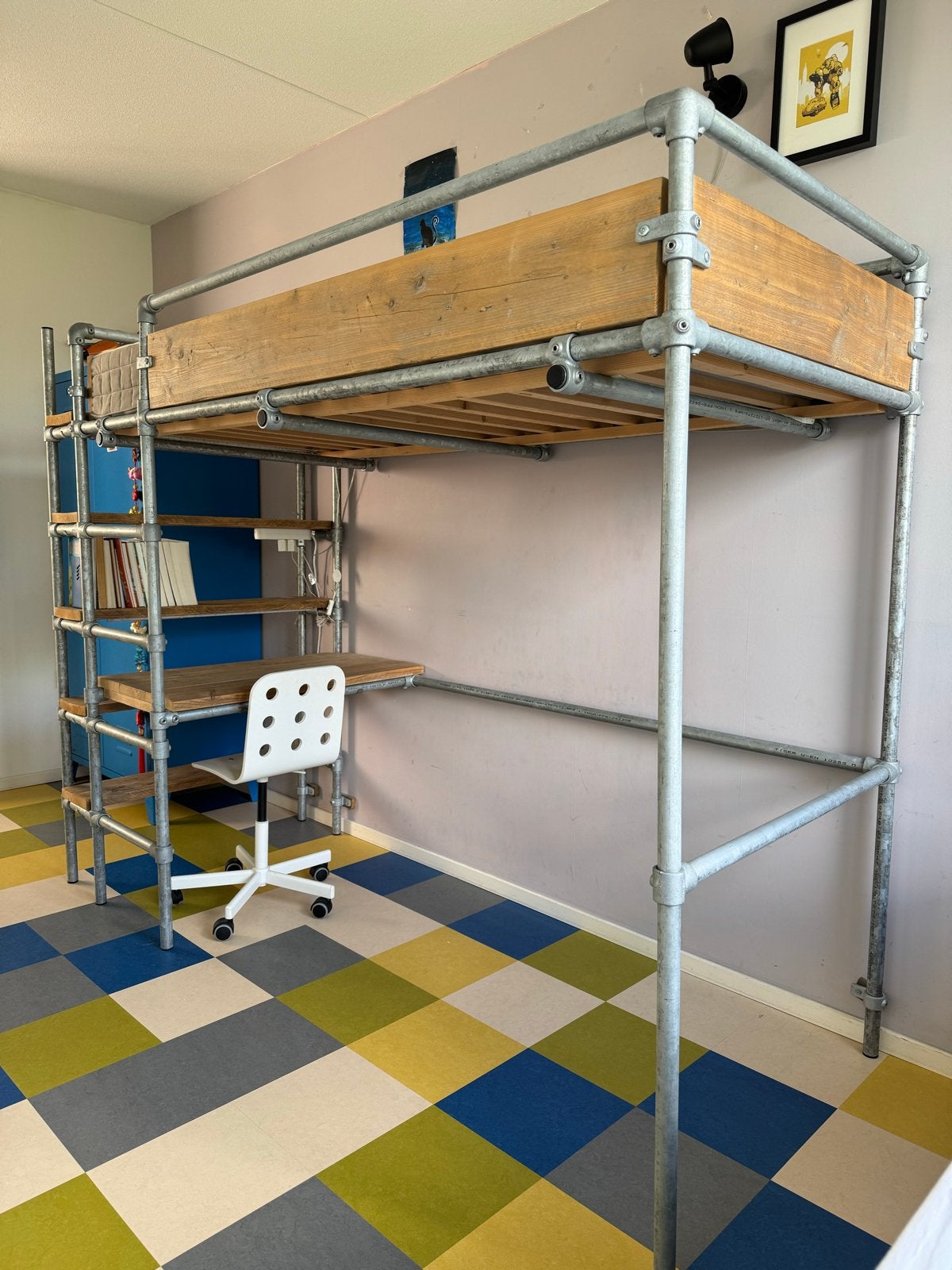 Hoogslaper steigerbuizen met bureau, Ophalen, Eenpersoons, 160 tot 180 cm, Zo goed als nieuw