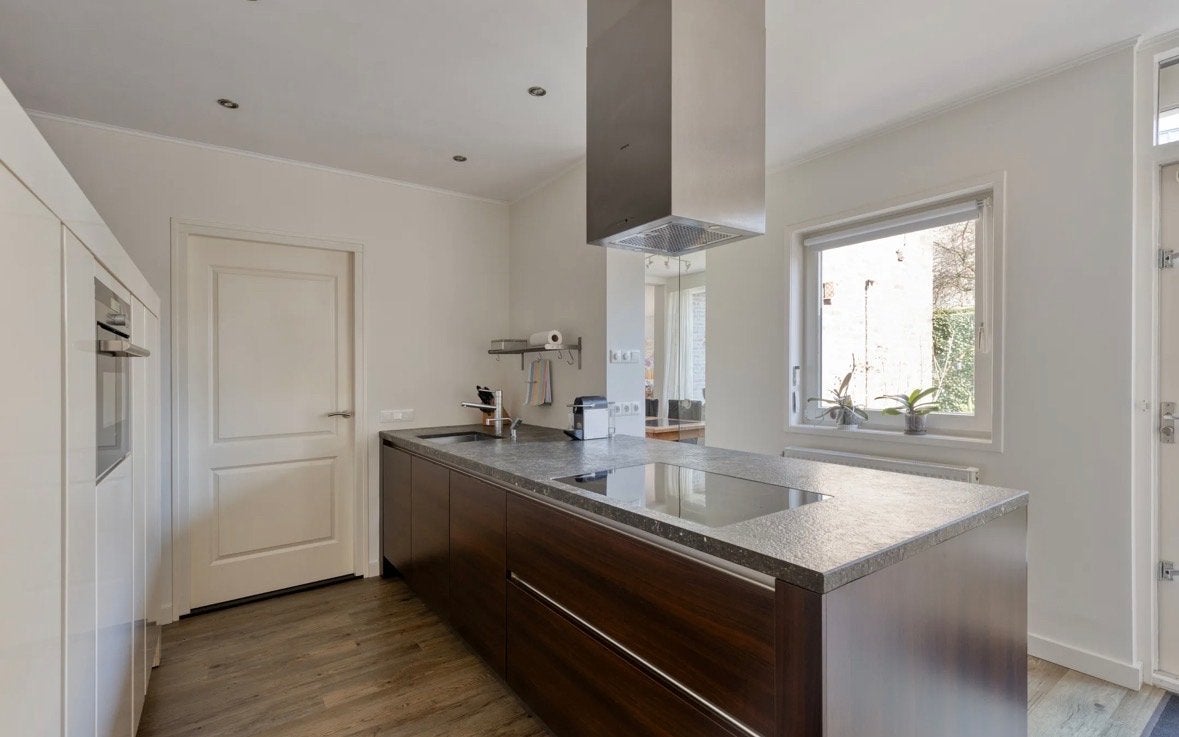 Moderne keuken met kookeiland en inbouwapparatuur, Ophalen, Gebruikt, Wit, Greeploos