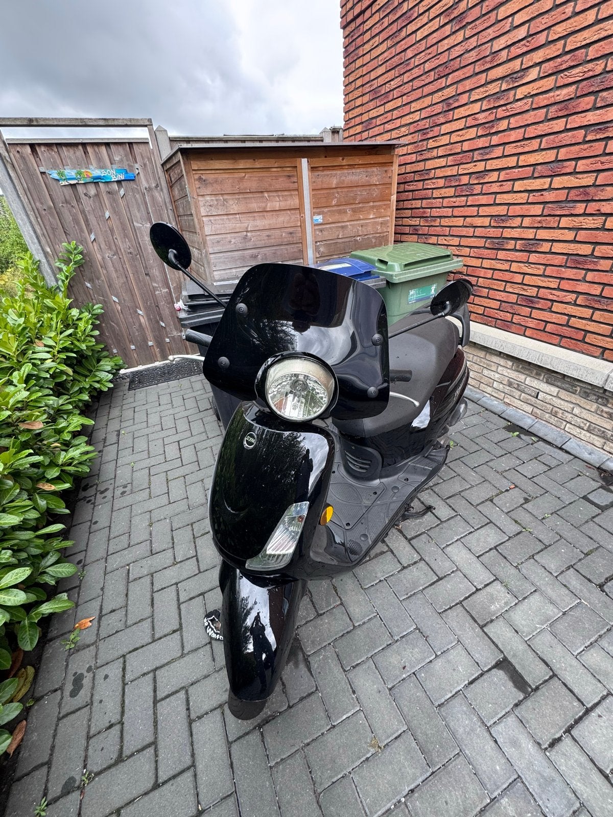 Sym Fiddle 2 Brommerscooter - Zwart - Akrapovic, Fietsen en Brommers, Ophalen, Maximaal 45 km/u, 49 cc, Zo goed als nieuw