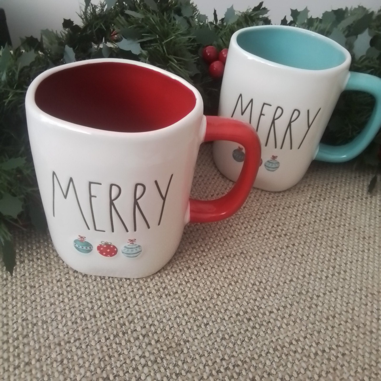 Twee grote nieuwe Rae Dunn Kerst mokken €30 voor de 2, Ophalen of Verzenden, Nieuw, Overige stijlen, Kop(pen) en/of Schotel(s)