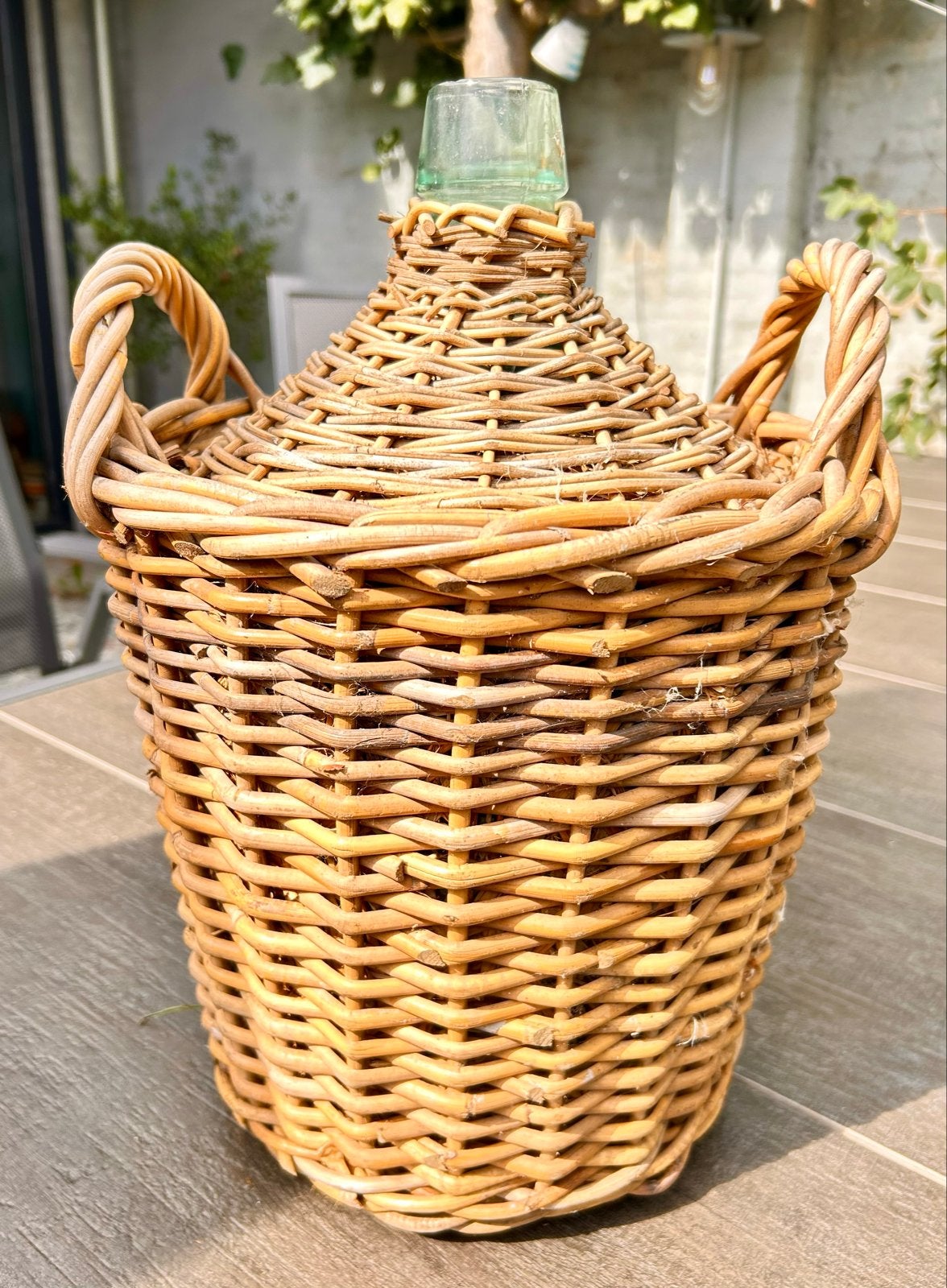 Vintage gistfles in mand - Decoratieve glazen fles, Ophalen of Verzenden
