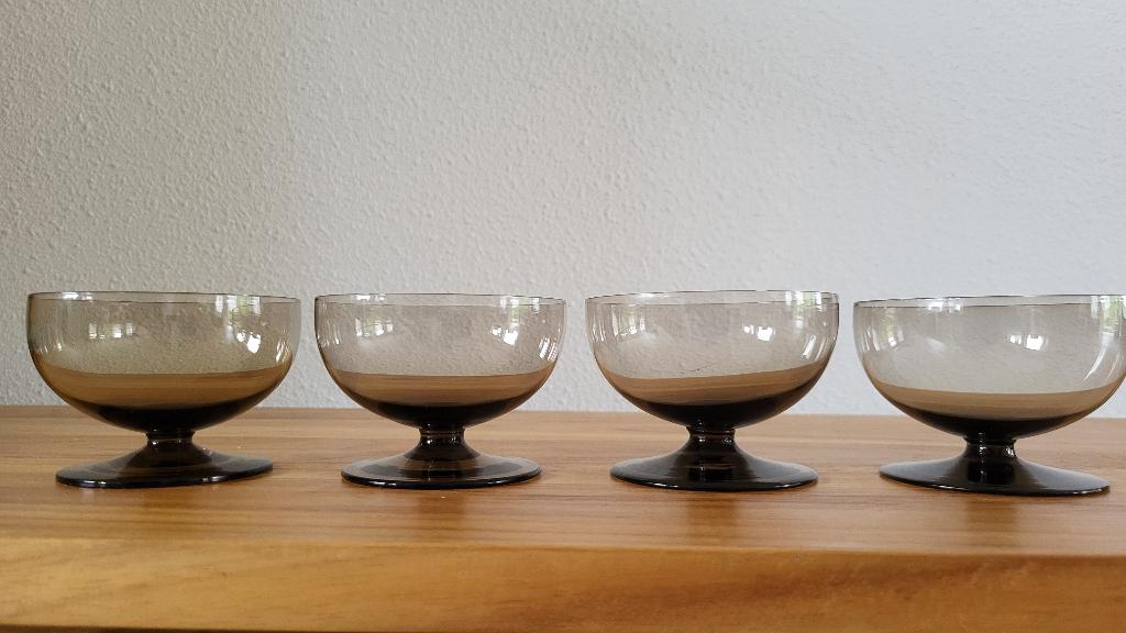Vintage set v 4 lage coupes/glaasjes dun rookglas, Ophalen, Glas of Glazen, Overige stijlen, Glas