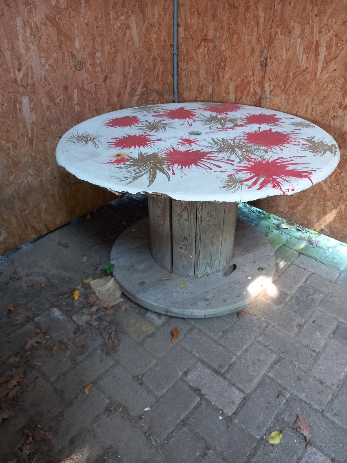 Unieke kabelhaspel tafel - decoratief en functioneel, Ophalen, 50 tot 100 cm, Rond, Tot twee personen