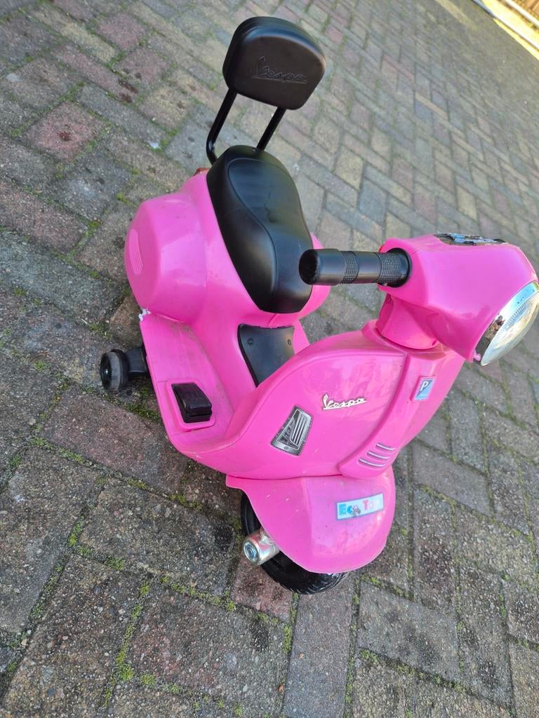 Roze Vespa elektrische kinderscooter, Ophalen of Verzenden, Gebruikt