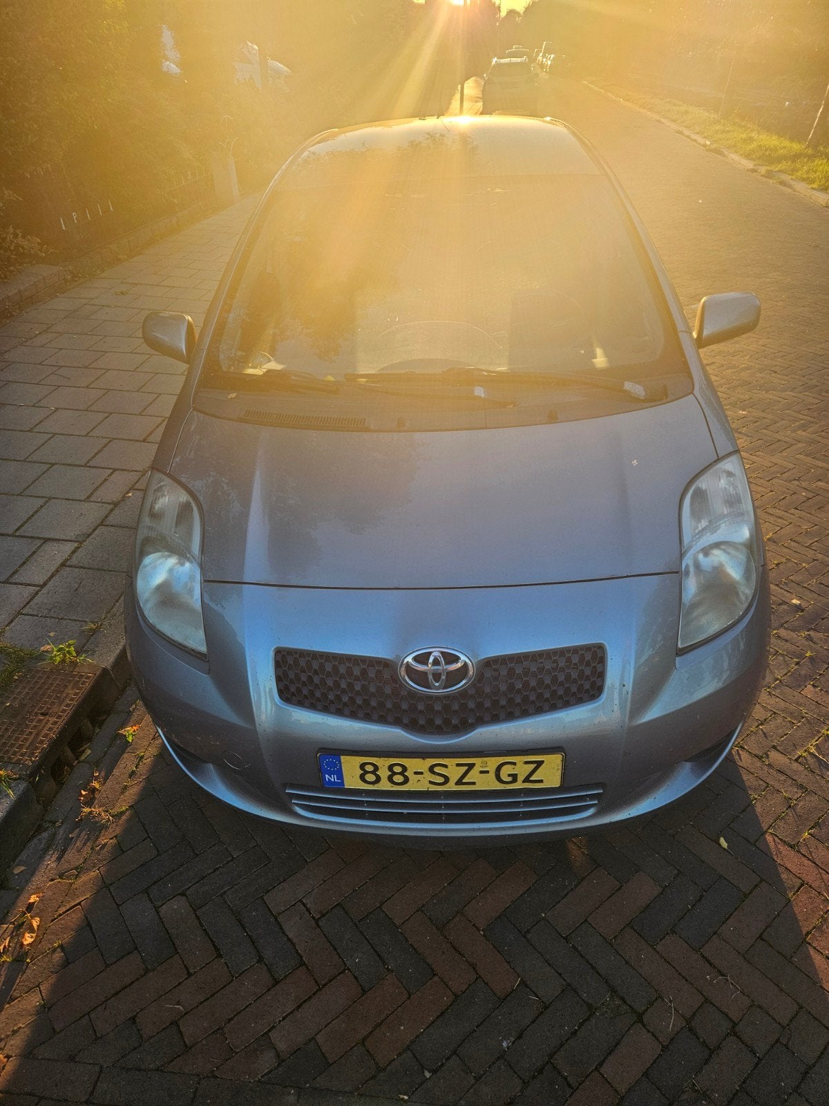 VERKOCHT. Toyota Yaris 1.3 16V Vvt-i 5DR 2006 Grijs, Auto's, Voorwielaandrijving, 40 €/maand, 4 cilinders, 995 kg