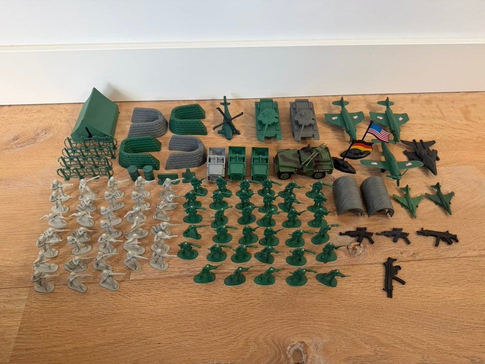 speelgoed soldaatjes tanks, jeeps, vliegtuigen, helikopter, Gelijkstroom, Brug, Tunnel of Gebouw, Zo goed als nieuw, Ophalen