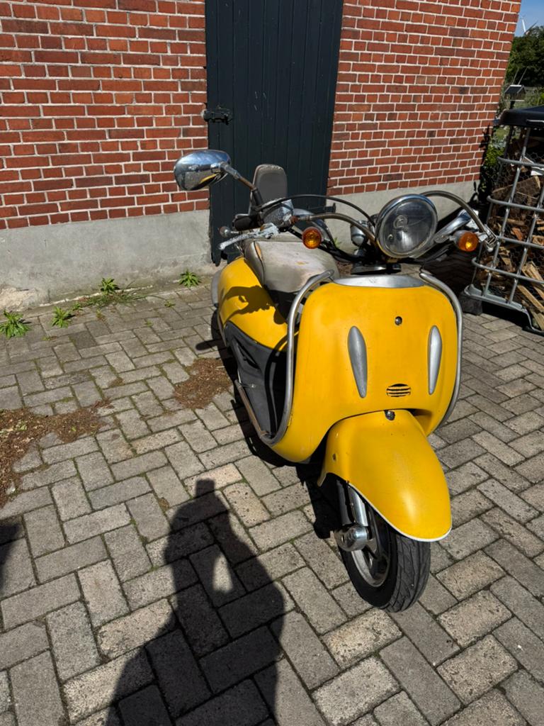 Retro scooter 25 km/h, Fietsen en Brommers, Snorfietsen en Snorscooters, Zo goed als nieuw, Overige merken, Benzine, Ophalen