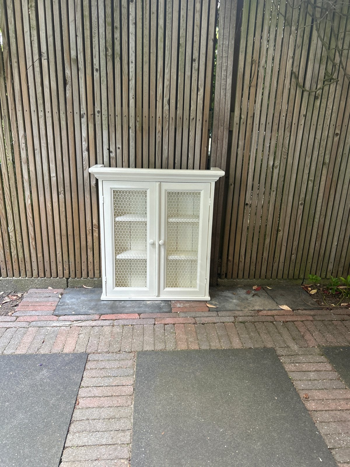 Wit wandkastje met gaasdeurtjes, Ophalen, Gebruikt