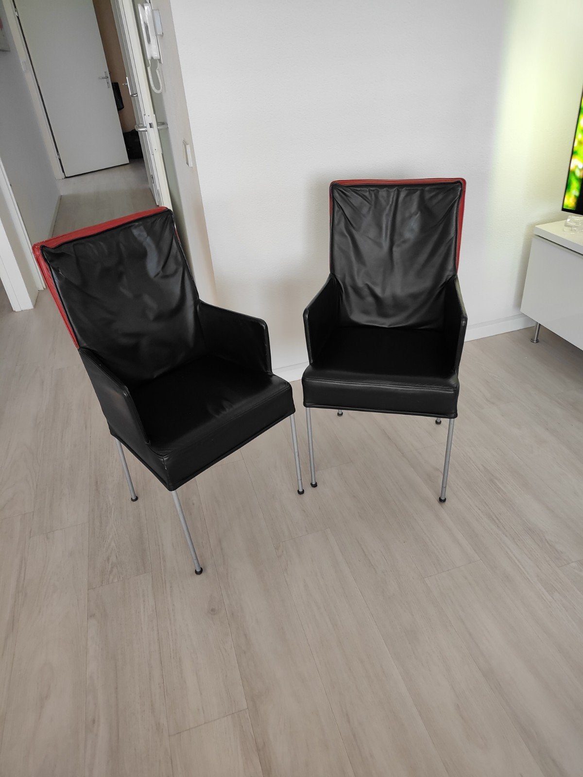 2 armleuning stoelen - Zwart met rood accent, Huis en Inrichting, Stoelen, Gebruikt, Twee, Zwart, Ophalen of Verzenden