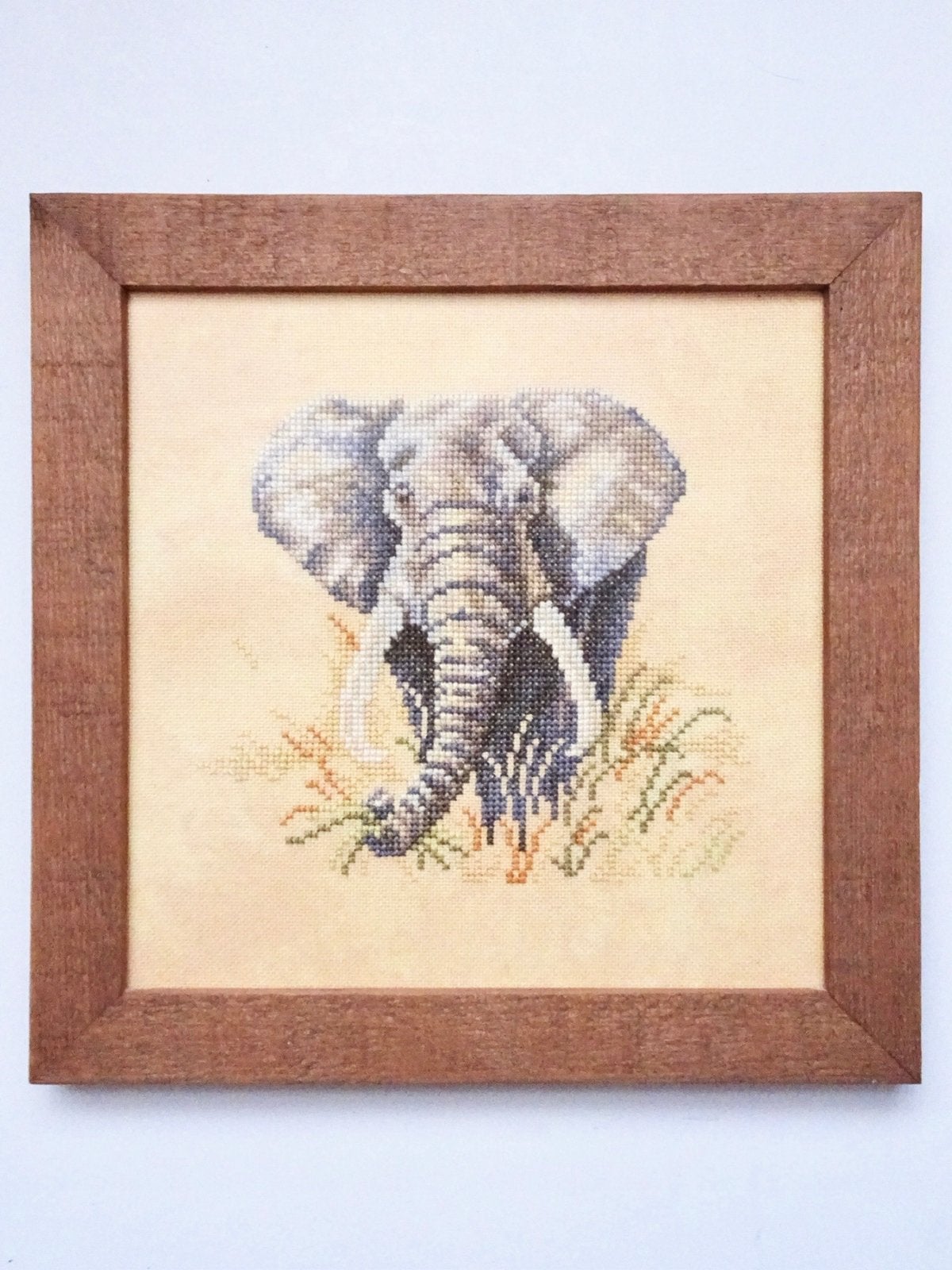 Vintage olifant borduur borduurwerk lijst hout bruin geel, Ophalen, 25 cm, Textiel, Decoratieobject