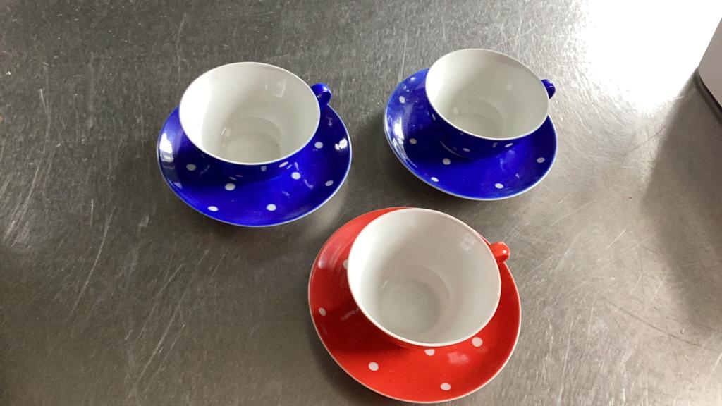 Kopjes met stippen roodwit en blauwwit, Ophalen of Verzenden, Zo goed als nieuw, Overige stijlen, Kop(pen) en/of Schotel(s)