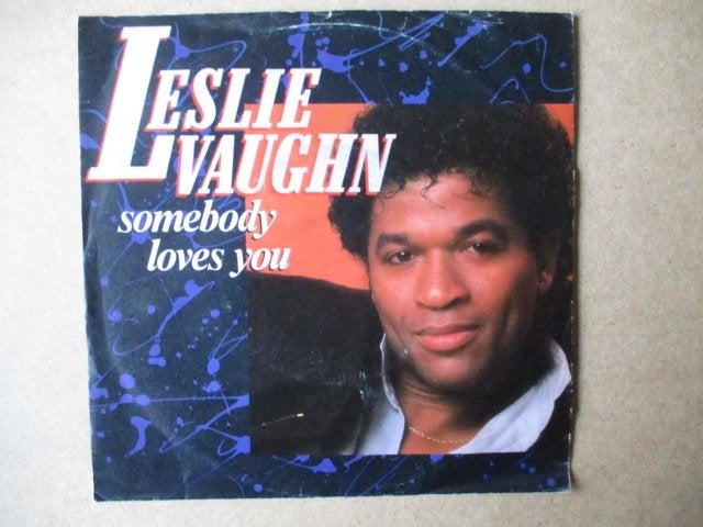 s5156 leslie vaughn - somebody loves you, Ophalen, Gebruikt, 7 inch, Overige genres