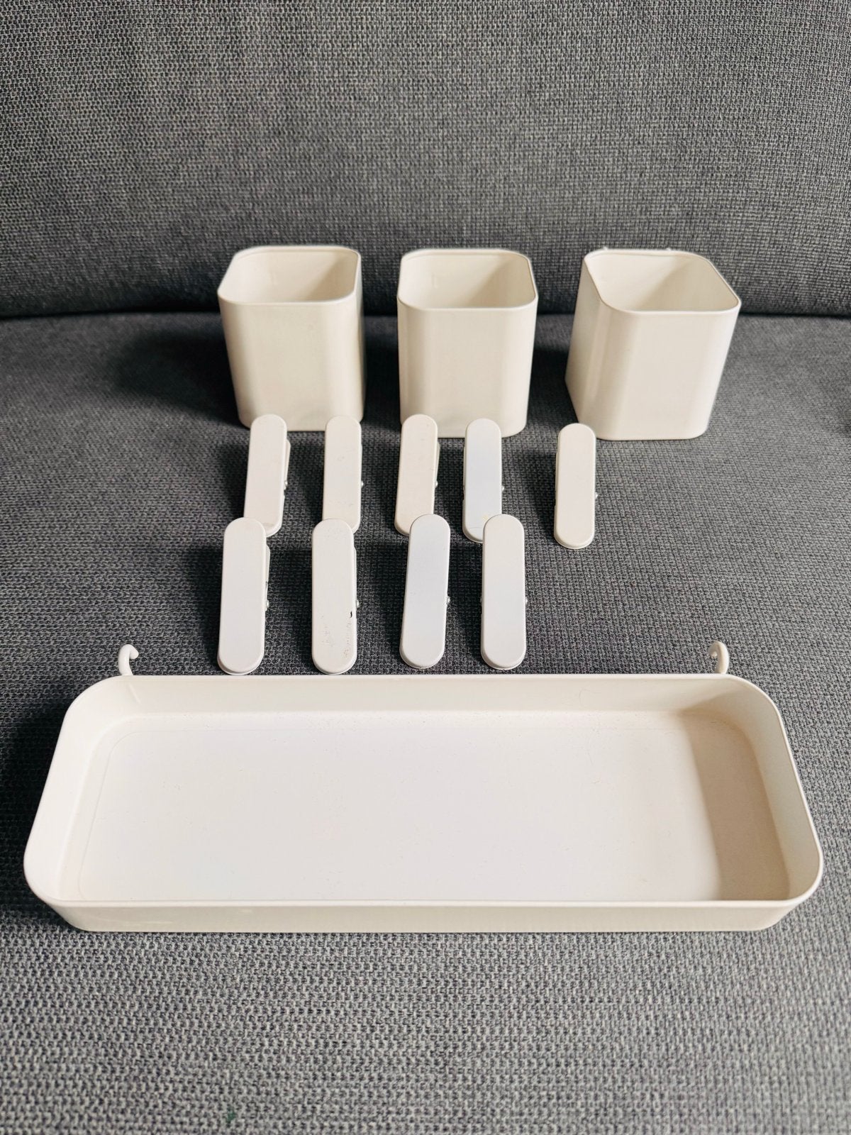 IKEA SKÅDIS Accessoires: 3 Bakjes, 1 Plankje, 9 Clips, Kunststof, Ophalen of Verzenden, Zo goed als nieuw, Modern