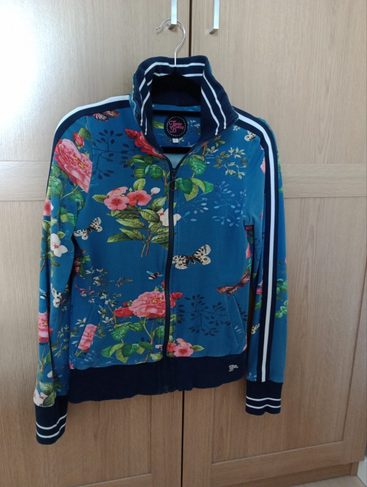 Tante Betsy vest maat S met bloemen en vlinders, Tante Betsy, Blauw, Ophalen of Verzenden, Zo goed als nieuw