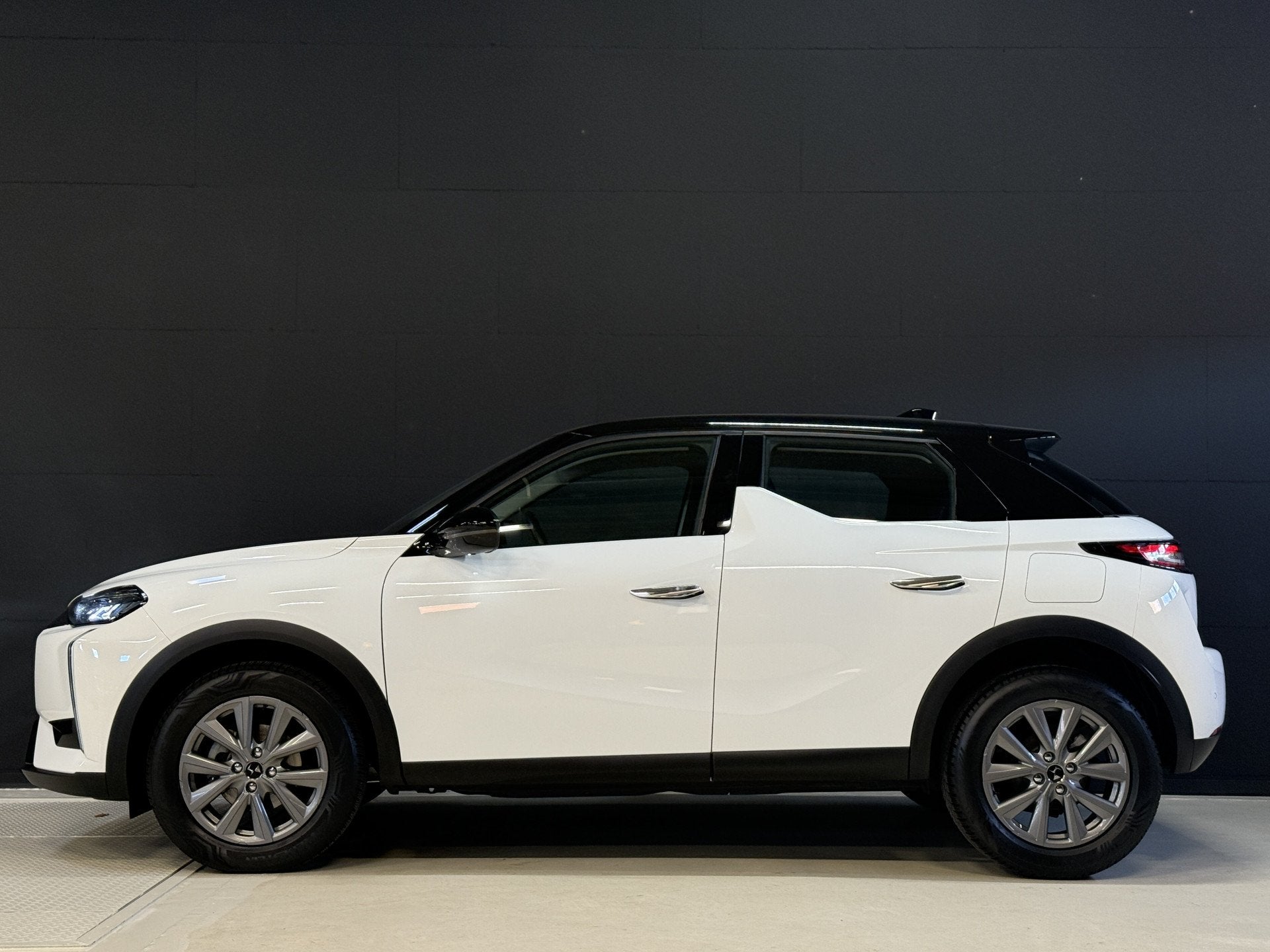 DS DS 3 1.2 100PK Bastille | DAB+ | Apple Carplay | Head UP, Auto's, Voorwielaandrijving, 101 pk, Gebruikt, Origineel Nederlands