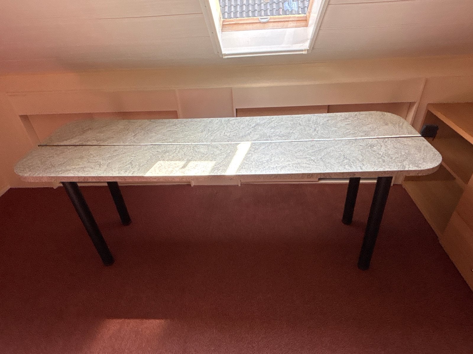 Grote tafel met marmerlook blad en metalen poten, Ophalen, Gebruikt, 50 tot 100 cm, Vier personen