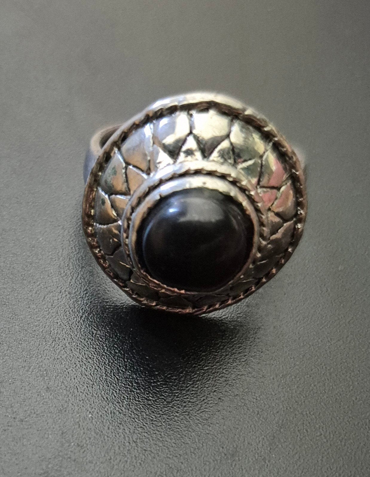 Vintage Zilverkleurige Ring met Zwarte Steen maat 19, Sieraden, Tassen en Uiterlijk, Ringen, Gebruikt, 19 tot 20, Ophalen of Verzenden