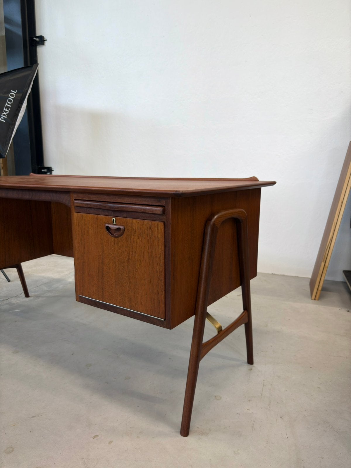 Vintage teak bureau, Huis en Inrichting, Bureaus, Ophalen, Hout, Zo goed als nieuw, Bruin
