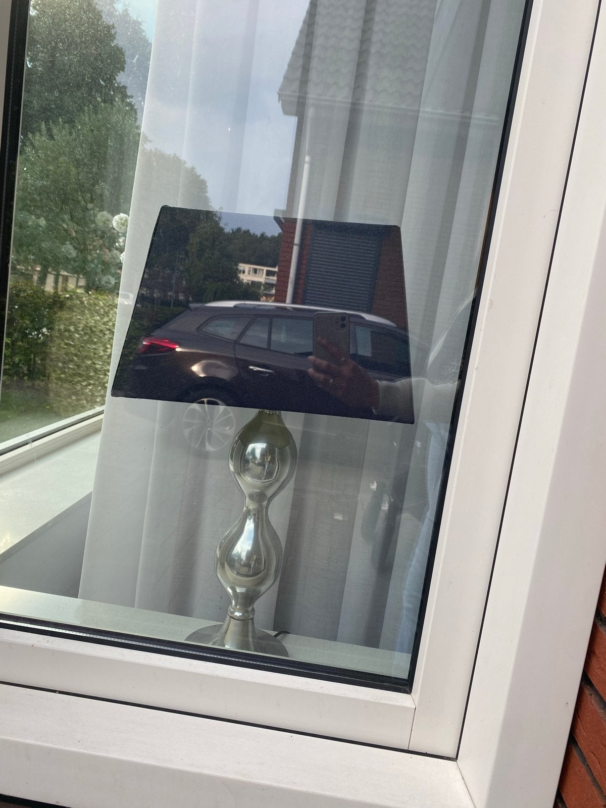 Moderne tafellamp met zilveren voet en zwarte kap, Huis en Inrichting, Ophalen of Verzenden, Met kap, Metaal, Modern