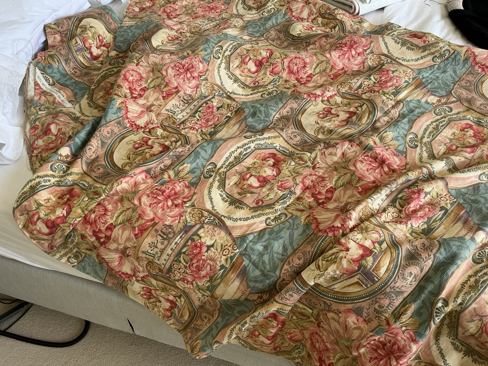 Prachtige brocaat stof ongeveer 2 x 2 meter, Hobby en Vrije tijd, 120 cm of meer, 200 cm of meer, Ophalen of Verzenden, Zo goed als nieuw