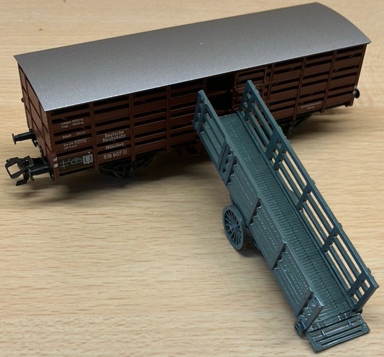 Märklin veewagon met laadkar en tractor, Wisselstroom, Ophalen of Verzenden, Märklin, Nieuw