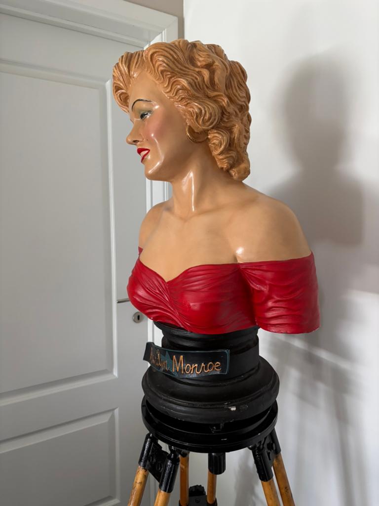 Beeld Marilyn Monroe op statief, Verzamelen, Beelden en Beeldjes, Ophalen, Gebruikt, Mens