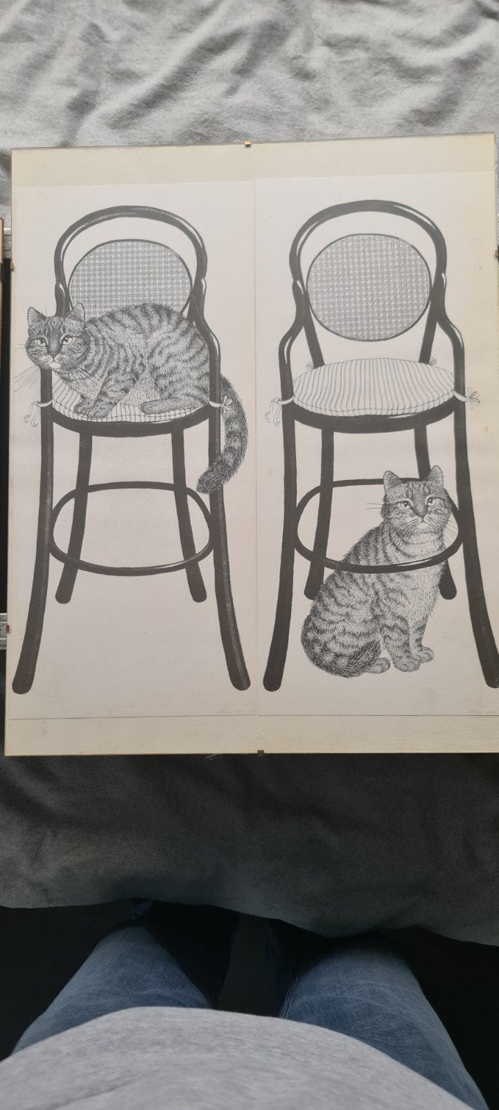 Gesigneerde print van Ella van Schaik - Katten op stoelen, Antiek en Kunst, Ophalen of Verzenden, Print, Print/reproductie, Gesigneerd