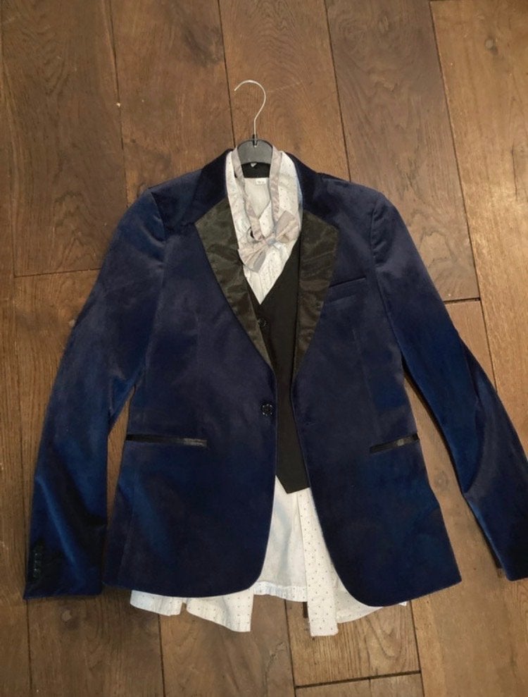 Kostuum: fluwelen colbert, gilet, overhemd, strik, Ophalen of Verzenden, Zo goed als nieuw, Maat 48/50 (M), Blauw